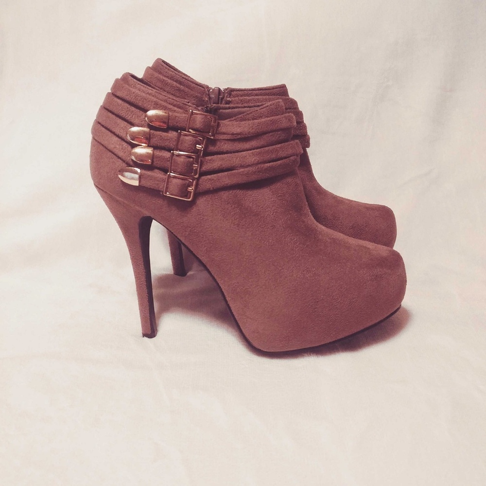 😍 NWOT Tan Suede Stiletto Booties 😍